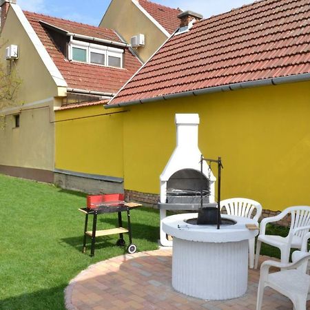 Liliom Apartman Gyula Εξωτερικό φωτογραφία